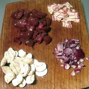 Продукты для приготовления почек косули, тушенных со шпиком и грибами
