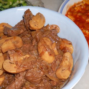 Мясо, тушеное с шампиньонами Мясо, тушеное с шампиньонами