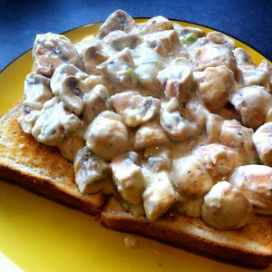 Гренки с соусом из шампиньонов Гренки с соусом из шампиньонов