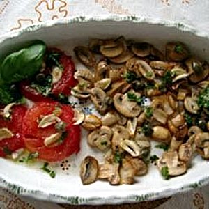 Шампиньоны с луком и помидорами Шампиньоны с луком и помидорами