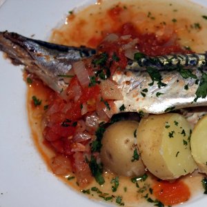 Рыба, тушенная с помидорами и грибами Рыба, тушенная с помидорами и грибами